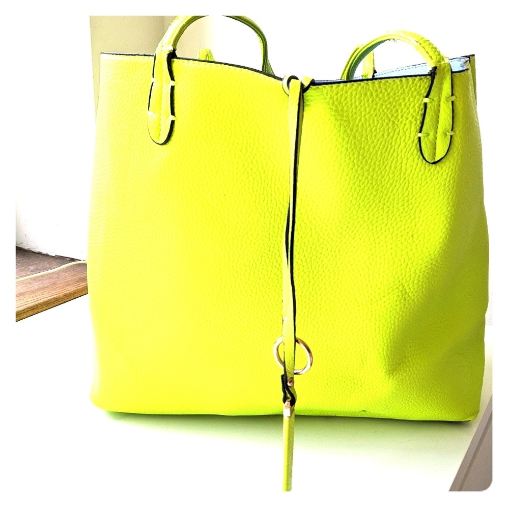Reversible tote